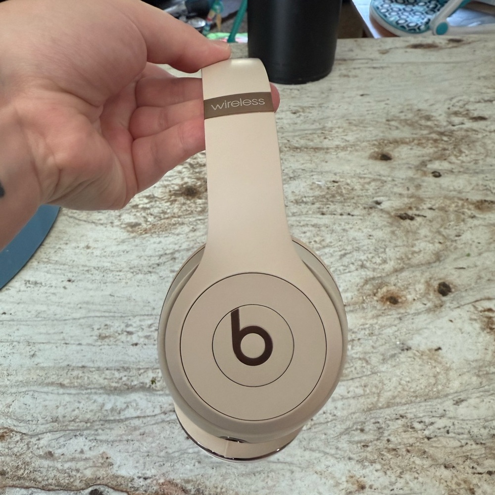 Beats solo3 wireless headphones in rose gold